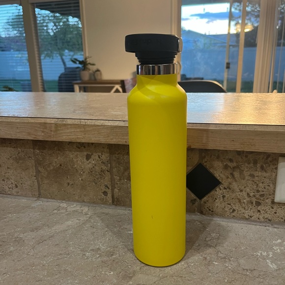 24 oz Standard Mouth lemon hydroflask - Picture 3 of 5